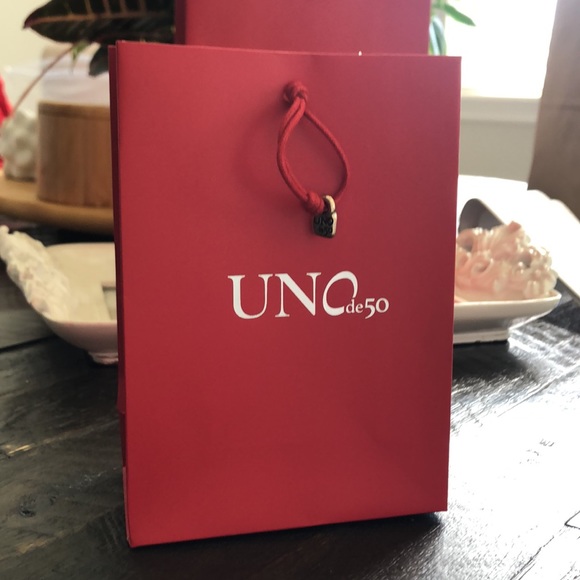 Adjustable red bracelet with two knots and silver-plated UNOde50 padlock charm. - Picture 4 of 7